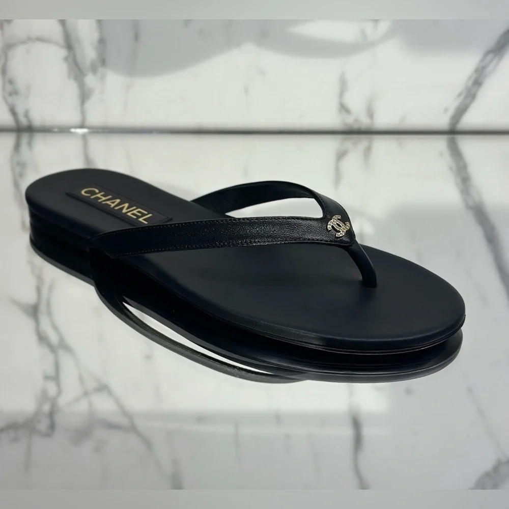 Chanel 25A Black Leather Flip Flops | NIB | Size 39 - Picture 3 of 12